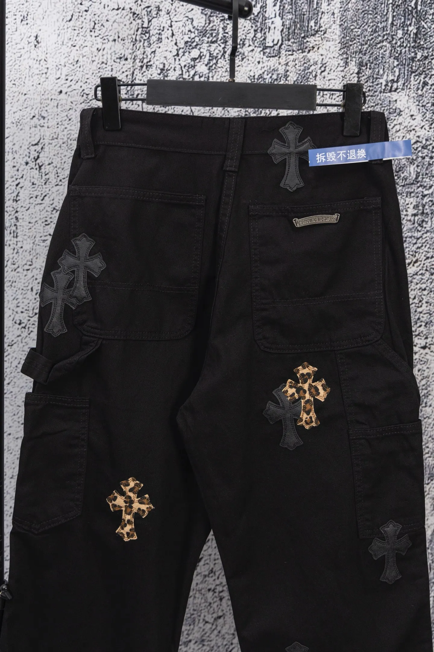 P260 chrome hearts SEVENTEEN-Hoshi Quan Shunrong's new leopard print cross patch leather black jeans vi Top heavy industry fashionable design] Consistent high street luxury style creation. Speaking of this style, the Zangyin family and GU family are definitely the leading representative brands. Especially the Zangyin family has really achieved a state-of-the-art effect in creating high street style. The unique washed material is used to create this style. The color system is quite eye-catching. After it is decorated with patchwork cross flowers, it cleverly highlights the charm of the brand. Secondly, this style uses classic The classic high-waist cutting design highlights the long legs and fashionable temperament of the upper body. The brand is highly recognizable and the slim fit configuration is more suitable for daily wear. It is a product that interprets personality, fashion, and specifications at a glance. This single product is enough to make any fan excited. It can be a white T-shirt for youthful preppy style, or a tight suspender for lady style. It has strong matching ability and can be easily controlled by men.  [Materials and craftsmanship] Needless to say, this point goes without saying. As an excellent craftsman brand, Zangyin’s requirements for details and craftsmanship are really perfect. The washed color of this model has gone through so many processes, not to mention the embellishment of denim appliques. It is also purely hand-made and sewn. Just like what they believe in, only hand-made things have soul and have the meaning of wear. A top-notch heavy-duty fashionable denim item, I look forward to your perfect interpretation! ! Size: 28-36 Color: black